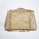 Sac Z’man beige en velours brodé doré avec chaîne dorée – Maison Sabra